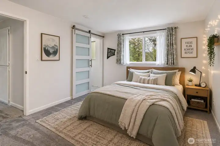 Upper level bedroom with en-suite bath...(virtually staged) Upper level bedroom with en-suite bath...(virtually staged)