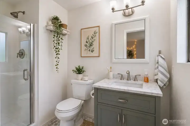 Upper level en-suite bathroom, recently update...(virtually staged) Upper level en-suite bathroom, recently update...(virtually staged)