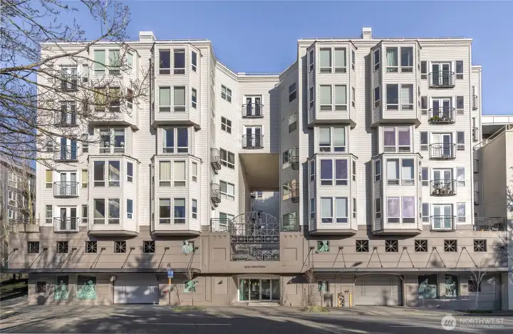 The Alexandria is ideally situated at the corner of Western Avenue and Bay Street, offering a prime Belltown location with exceptional accessibility.