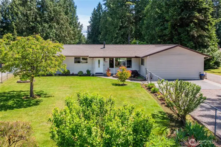 Fully fenced front yard! Fully fenced front yard!