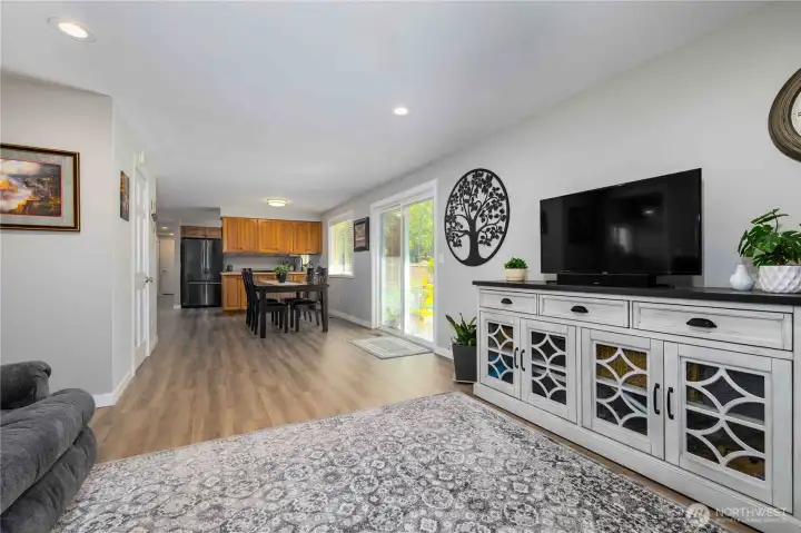 Rec Room w/ slider leading out to the patio. Rec Room w/ slider leading out to the patio.