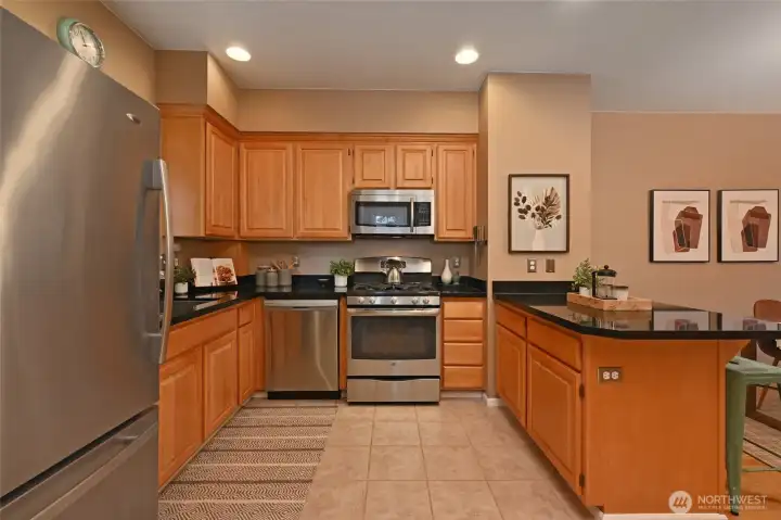Guests can pull up a stool to the 4 1/2' eating bar and socialize with the chef who has plenty of elbow room. Guests can pull up a stool to the 4 1/2' eating bar and socialize with the chef who has plenty of elbow room.