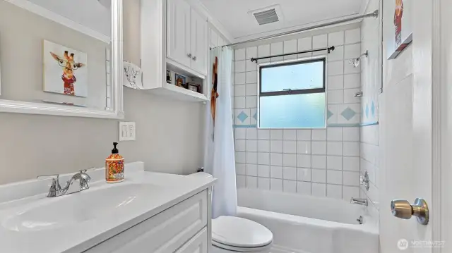 Main floor full bathroom