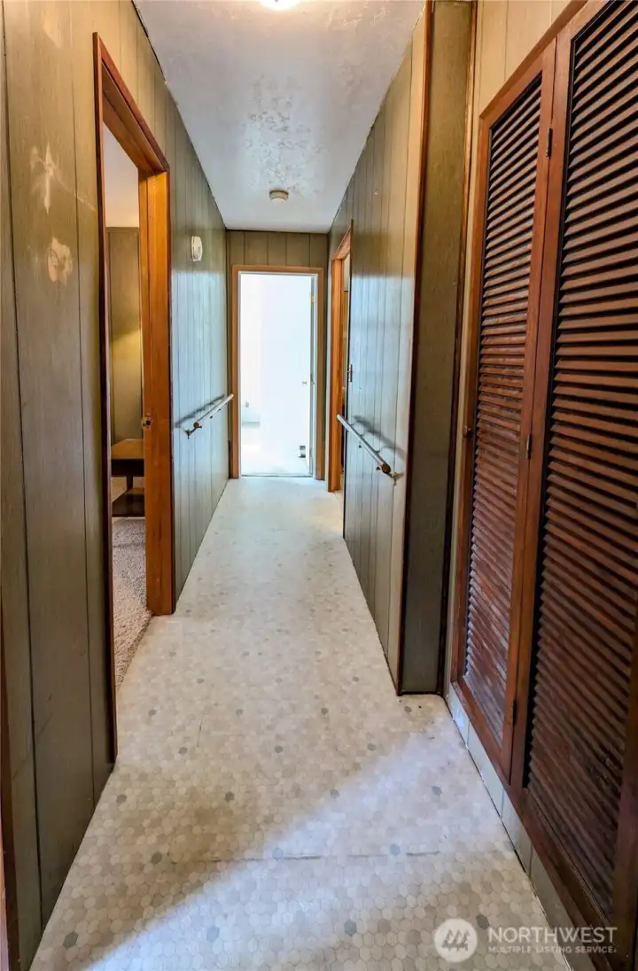 Hallway to bedrooms, bathroom and utility room.