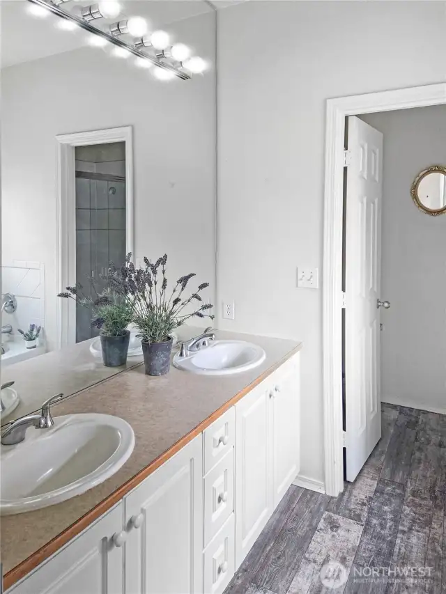 Double sinks in the en-suite bathroom.