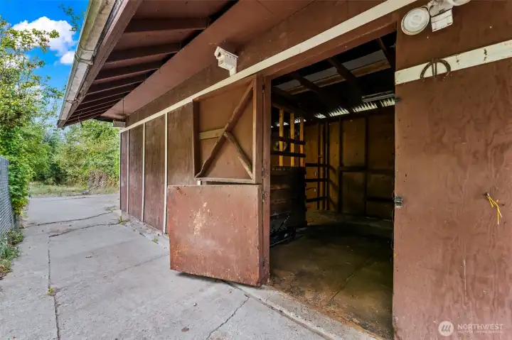barn / stable with two stalls