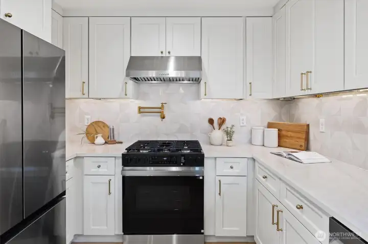 You'll find the presence of modern day luxuries and conveniences such as pot filler above stove & beverage center in your Bespoke fridge