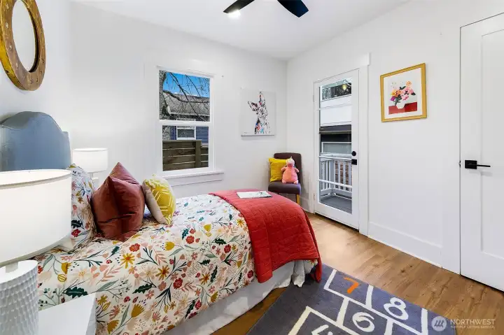 Secondary bedroom or wonderful office