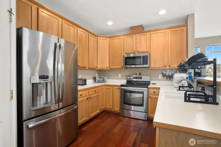 This kitchen has TONS of storage and has a layout that makes cooking a breeze!