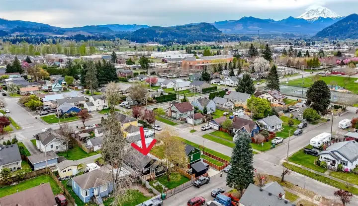 Home Town Feel walk to dinner and shops