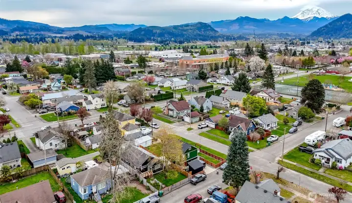 Home Town Feel walk to dinner and shops