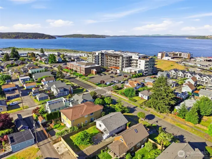 A highly walkable location near Ruston’s waterfront, dining, parks, and amenities.