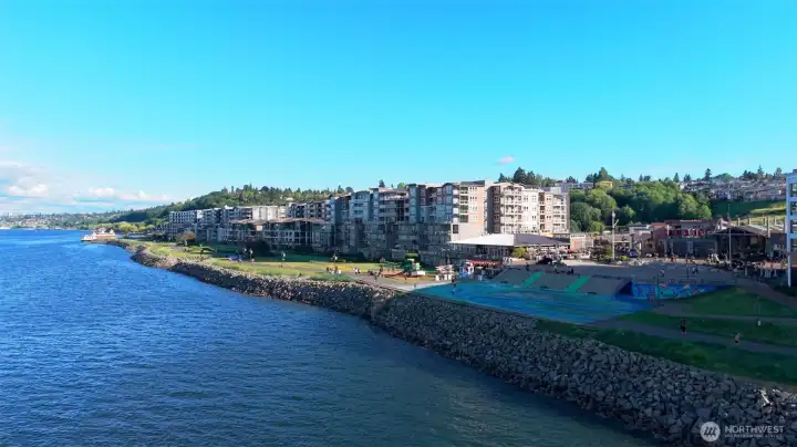 The Ruston Way Waterfront offers a scenic 2-mile paved pathway along Commencement Bay, connecting seamlessly to Point Ruston’s Waterwalk for a continuous 7-mile round-trip experience with sweeping views of Puget Sound and Mount Rainier.