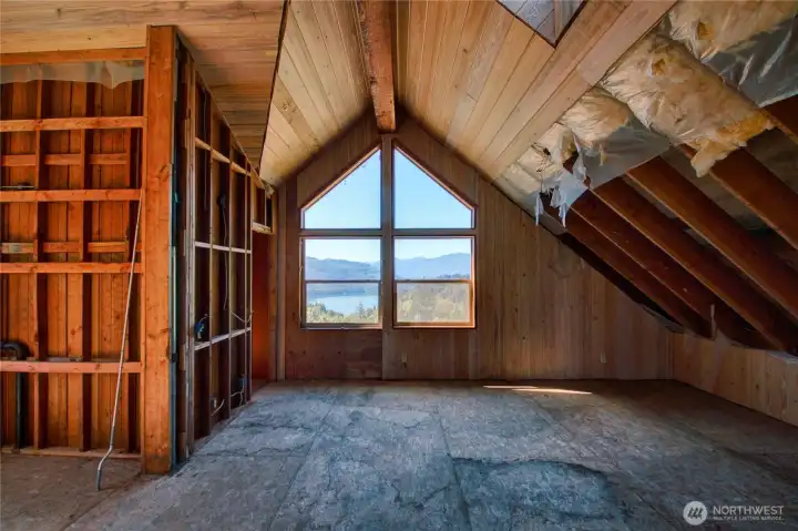 Upper loft with amazing view of Lake Shannon. Upper loft with amazing view of Lake Shannon.