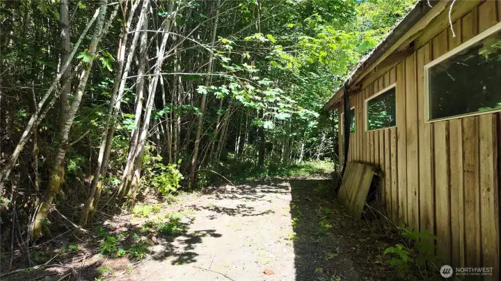 Side of shop to the rear entrance. Side of shop to the rear entrance.