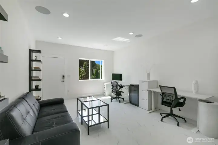 Office/Bedroom with separate entrance Office/Bedroom with separate entrance