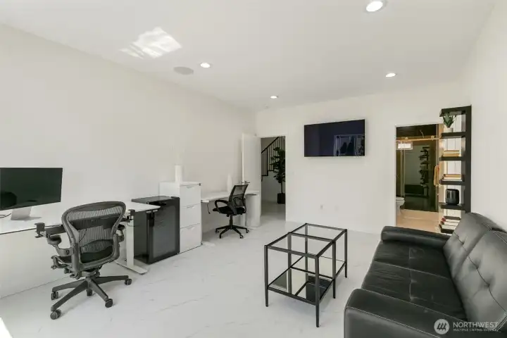 Office/Bedroom with separate entrance Office/Bedroom with separate entrance