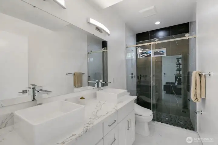 Office/Bedroom bathroom Office/Bedroom bathroom