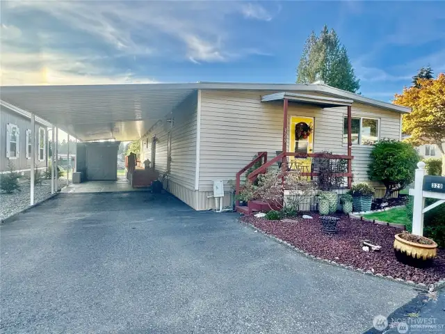 Located on a corner lot, with the 5th Tee of The Belmore Park's private golf course in the backyard, where homeowners play golf for FREE! Three bedrooms, 1-¾ baths. Nicely updated home. A great 55+ park very conveniently located near The Commons Shopping Center, I-5's South 320th on ramp, and wonderful Ferderal Way restaurants and shopping. The Clubhouse features an indoor swimming pool, spa and sauna, a large meeting room, and a wide variety of activities for residents.