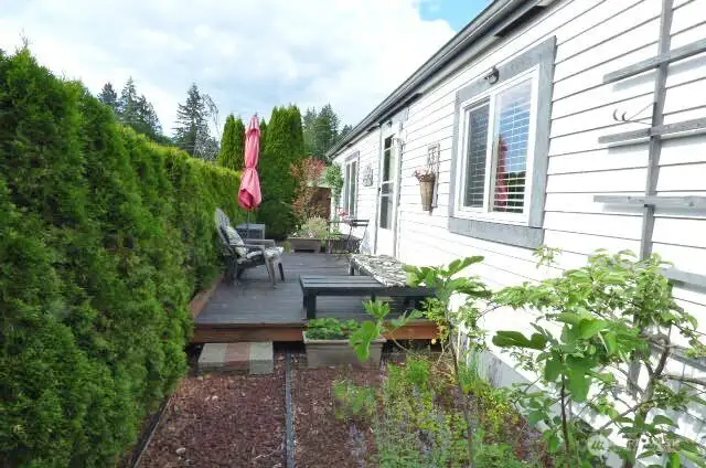 Back deck so private and relaxing.