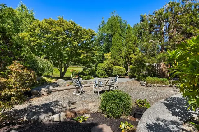 Quiet back garden overlooking a wildlife haven in thw wetland buffer. Including your own private sand garden.