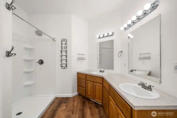 Primary bathroom w/ double sinks, soaking tub and walk in shower..