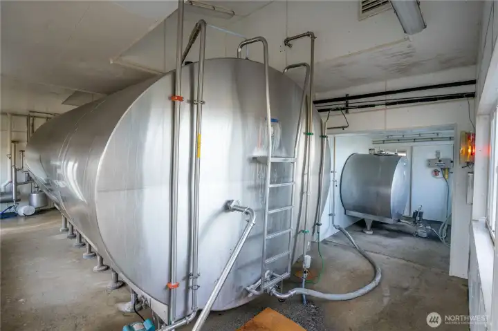 Milk house with 2 milk storage tanks