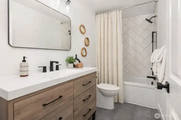 Upper level full bathroom
