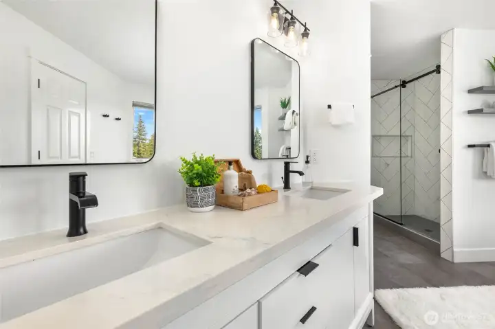 Primary bedroom w/en suite bathroom.