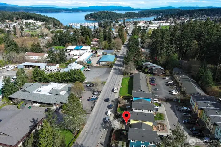Close to town. Across from Library and short walk to Linde Park.