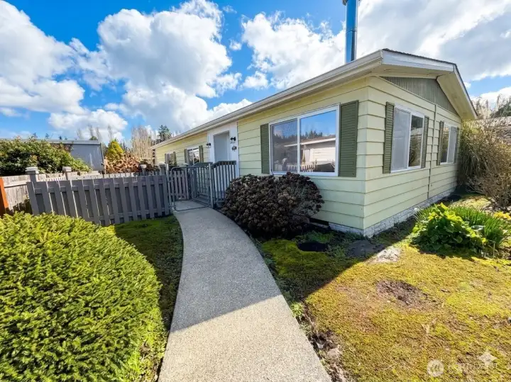 Welcome to Seashore Villa! Private Community Beach & Pool, in desirable Boston Harbor in Olympia, WA