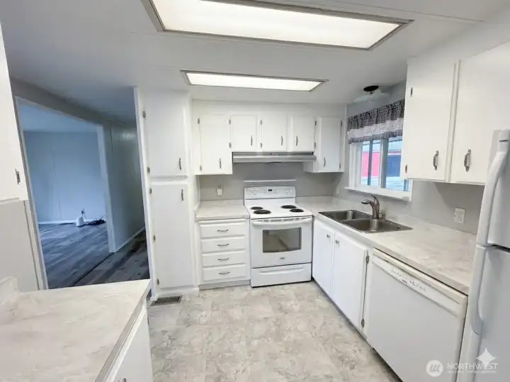 Welcome to Seashore Villa! Private Community Beach & Pool, in desirable Boston Harbor in Olympia, WA