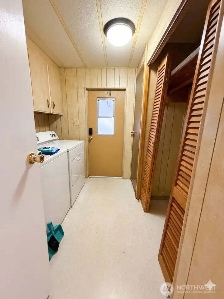 Welcome to Seashore Villa! Private Community Beach & Pool, in desirable Boston Harbor in Olympia, WA