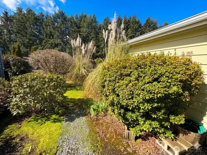 Welcome to Seashore Villa! Private Community Beach & Pool, in desirable Boston Harbor in Olympia, WA