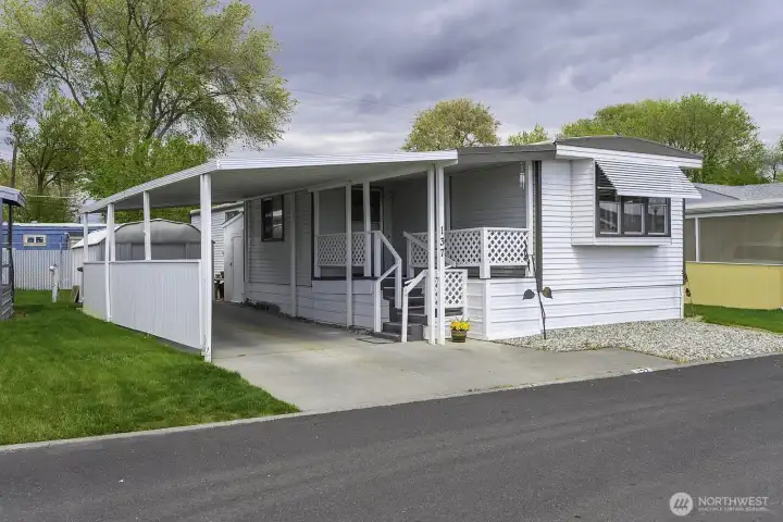 Welcome to #137 in the Broadway Estates 55 and up community in Moses Lake!