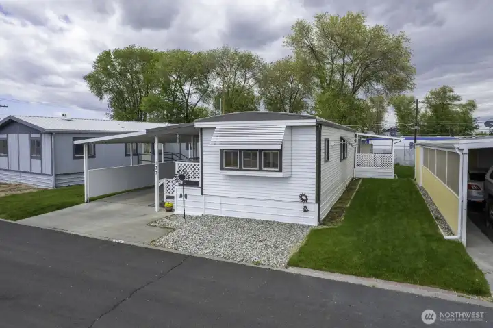 This extremely well maintained & loved unit is in great condition and ready for the next resident!