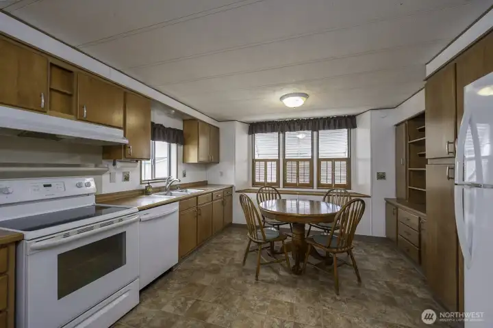 All Appliances will Stay with home (Washer/Dryer/Stove/Dishwasher/Fridge)