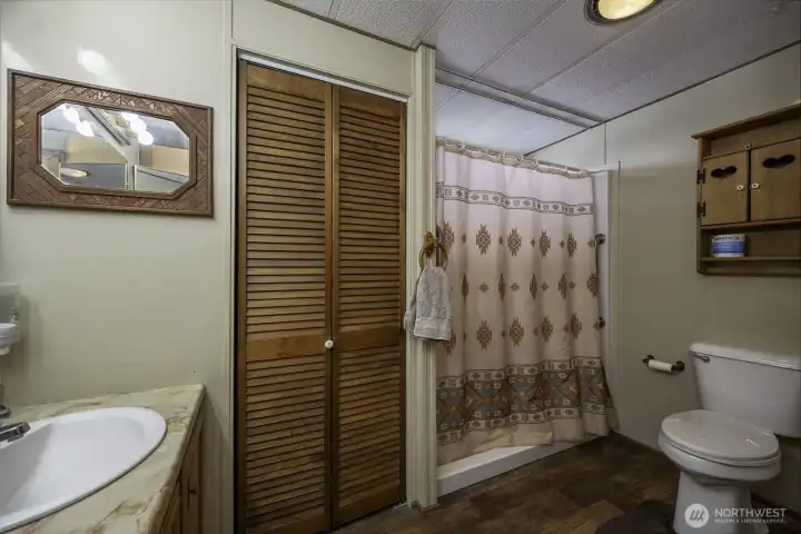 Great sized 3/4 bath Great sized 3/4 bath