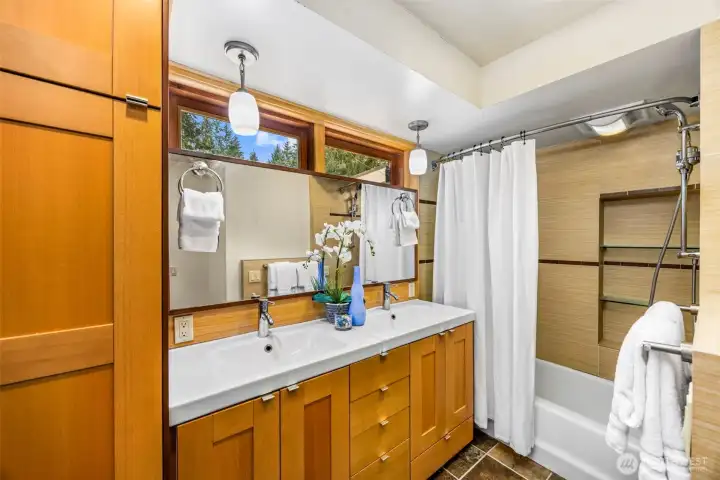 En Suite Full Bath designed to perfection