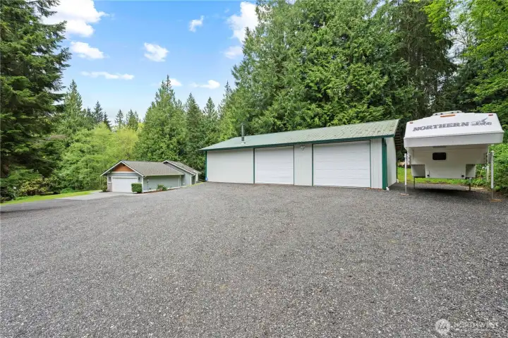 Huge 3 bay shop, waiting for your business, hobbies or car collection!