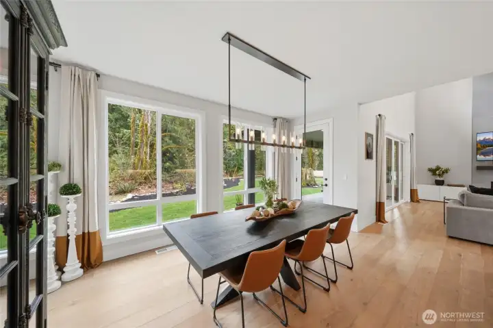 Dining area can accomadate a large table