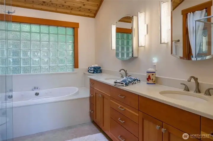 Main ensuite bath. Main ensuite bath.