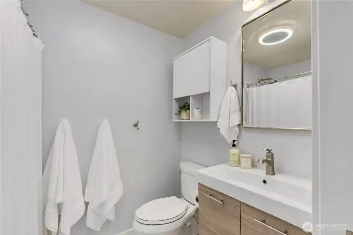 Upstairs Full Bathroom.