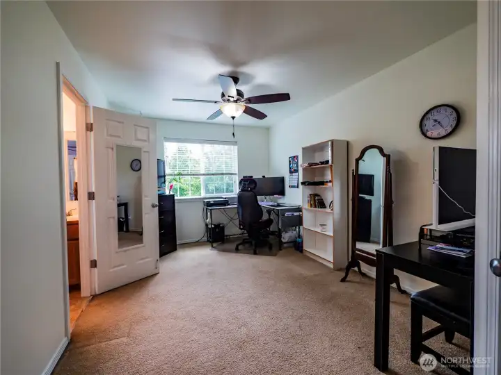 U2 bedroom right to jack and Jill bathroom