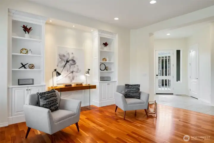 Built-in bookshelves flank the desirable art niche upon entry Built-in bookshelves flank the desirable art niche upon entry