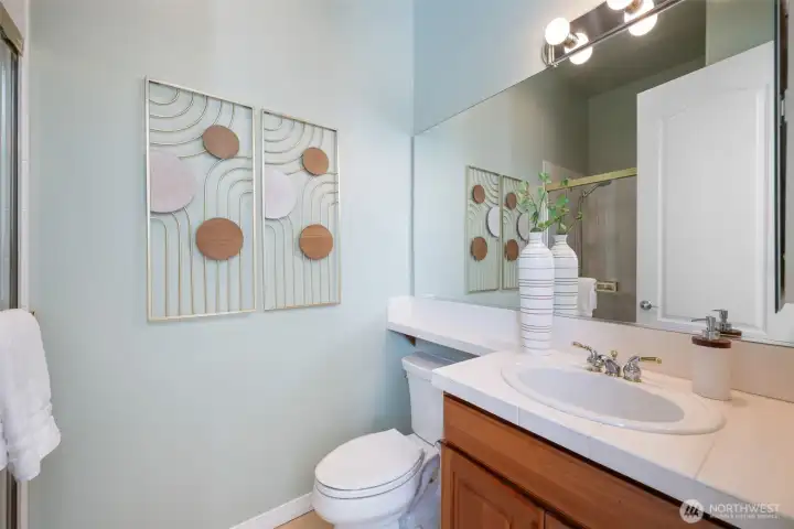 Attached 2nd full bathroom ensuite Attached 2nd full bathroom ensuite