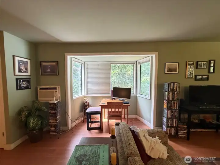 Livingroom with breakfast nook. Livingroom with breakfast nook.