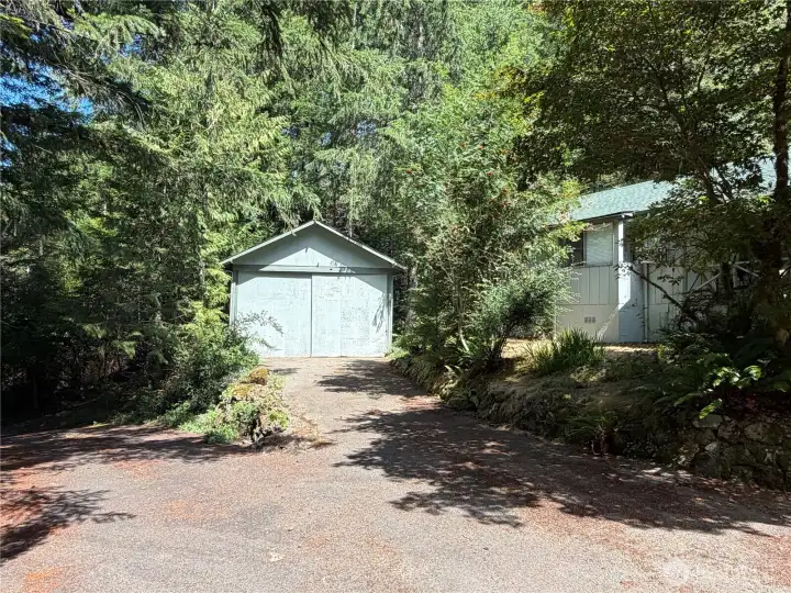 Huge 2+ car garage Huge 2+ car garage