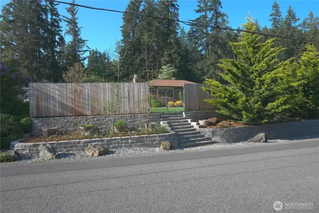 Front retaining wall with steps