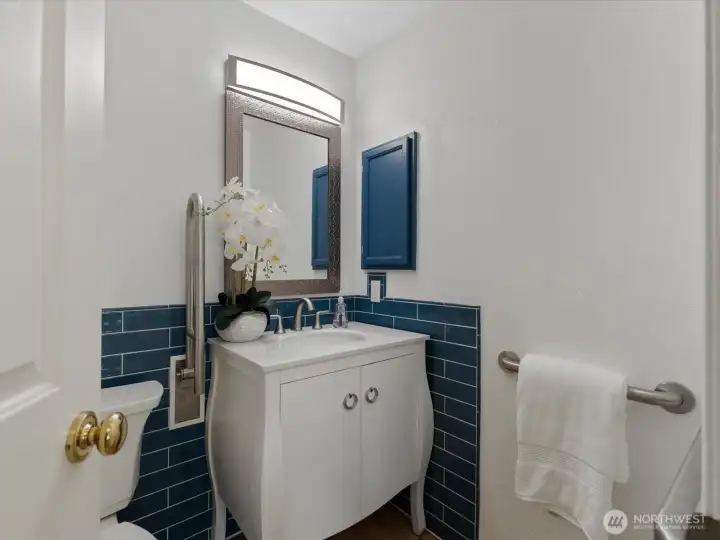 The bright and cheerful primary full bath.